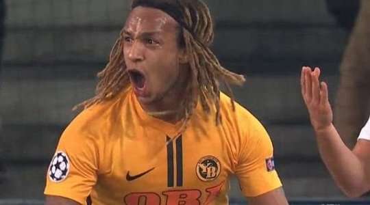 Kevin Mbabu (Young Boys) có vẻ như vừa chỉ trích các quyết định của trọng tài và anh ngay lập tức phải nhận một chiếc thẻ vàng.