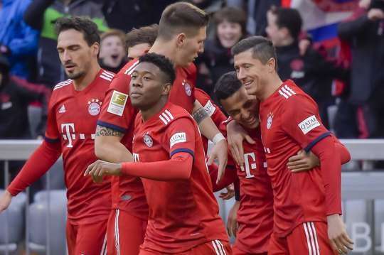 Vào! Thiago Alcantara (Bayern Munich) thể hiện nền tảng kỹ thuật tuyệt vời của mình với một cú sút một chạm từ ngay bên ngoài vòng cấm, bóng đi vào góc thấp bên trái khung thành. Tỉ số là 1:0.