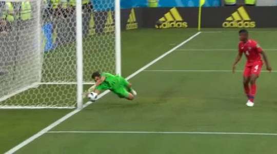 Rami Bedoui (Tunisia) bật lên cao hơn các cầu thủ phòng ngự và tung một cú đánh đầu căng vào góc trái phía dưới, nhưng thủ môn Jaime Penedo đã sẵn sàng và đổ người để ngăn chặn pha dứt điểm của anh ấy.