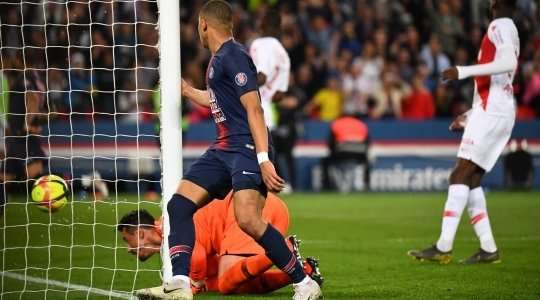 Vào! Dani Alves chuyền bóng đến chân của Kylian Mbappe (Paris SG), người đứng trước mành lưới trống và không gặp khó khăn đệm bóng vào khung thành. 3:0.