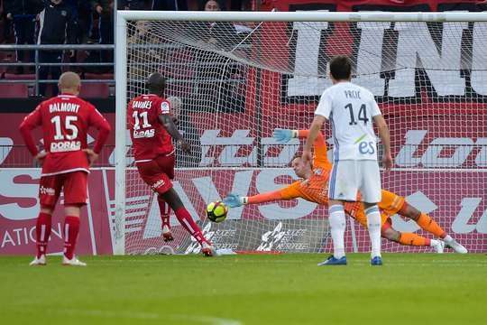 Vào! Matz Sels đã chạm được những đầu ngón tay vào bóng sau cú sút của Julio Tavares (Dijon), nhưng chừng đó thôi không đủ ngăn trái bóng đi vào góc thấp bên trái khung thành.