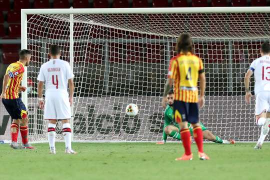Vào! Marco Mancosu (Lecce) sút bóng vào góc phải khung thành, vượt qua tầm với của Gianluigi Donnarumma dù thủ môn đã đổ người hết cỡ.