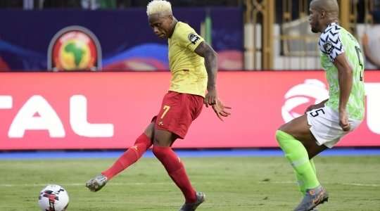 Vào! Sau khi nhận một đường chuyền tốt, Clinton N'Jie (Cameroon) tung một cú sút đi thẳng vào góc thấp bên phải khung thành. Một tình huống phối hợp đồng đội tuyệt vời!