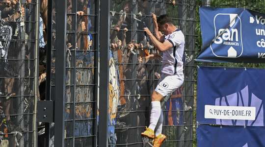 Vào! Joris Chotard (Montpellier) khống chế đẹp mắt một đường chuyền hơi mạnh của Arnaud Souquet ở một vị trí trong vòng cấm. Anh chạy cắt mặt một hậu vệ đối phương và sút tung nóc lưới bên trái khung thành. Tỉ số là 1:1.