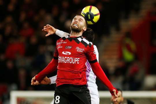 Xavier Chavalerin (Reims) bị phạt thẻ sau khi làm ngã đối phương. Trọng tài Thomas Leonard đã có một quyết định dễ dàng.