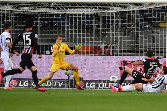 Filip Kostic thực hiện một quả tạt bổng chính xác vào vòng cấm. Timothy Chandler (Eintracht Frankfurt) đón bóng và dứt điểm nhanh vào phía trong cột dọc bên phải. Thủ môn đã không có cơ hội nào để cản phá! Tỉ số đã được thay đổi thành: 3:3.