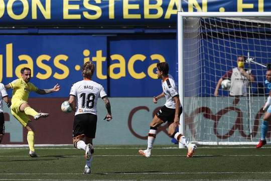 Vào! Alcacer Paco (Villarreal) ghi bàn với một cú sút tuyệt vời vào góc phải phía dưới sau khi được giải thoát trong vòng cấm bởi một đường chuyền bổng xuất sắc từ Gerard Moreno. Tỉ số bây giờ là 1:0.