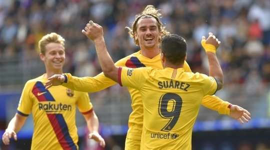 Antoine Griezmann (Barcelona) có một pha đi bóng độc diễn đẹp mắt trước khi dứt điểm từ trong vòng cấm, đánh bại thủ môn Marko Dmitrovic với một cú sút hiểm hóc. Bóng đi dội cột dọc bên trái vào lưới. Tỉ số đã được nâng lên: 0:1.
