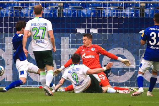 Vào! Wout Weghorst (Wolfsburg) sút bóng bật ra vào góc trái phía dưới sau khi bóng đến chỗ anh ấy trong vòng cấm. Tỉ số là 0:1.