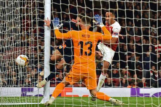 Pierre-Emerick Aubameyang (Arsenal) đón đường căng ngang hoàn hảo vào sâu bên trong vòng cấm từ Sead Kolasinac và tung cú sút chuẩn xác vào góc thấp bên phải. Tỉ số đã được nâng lên: 3:1.