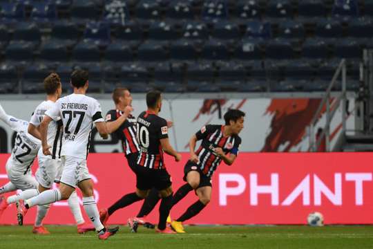 Vào! Vincenzo Grifo (Freiburg) với đôi chân cực kỳ nhanh nhẹn và khả năng rê bóng xuất sắc đã liên tiếp vượt qua những pha truy cản của đối phương. Anh kết thúc với một cú sút từ trong vòng cấm, bóng bị đổi hướng sau khi chạm một cầu thủ khác và đánh bại thủ môn Kevin Trapp. Tỉ số được nâng lên 0:1.