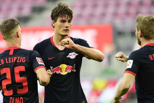 Vào! Angelino thực hiện một đường lob bóng gọn gàng vào vòng cấm cho Patrik Schick (RB Leipzig), người đã chiến thắng trong pha không chiến với hậu vệ đối phương trước khi đánh đầu về phía bên trái khung thành từ cự ly gần. Tỉ số là 1:1.