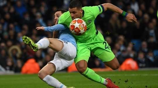 Jeffrey Bruma (Schalke) có pha phạm lỗi thô bạo và Clement Turpin thổi phạt. Một quả phạt đền dành cho Manchester City.