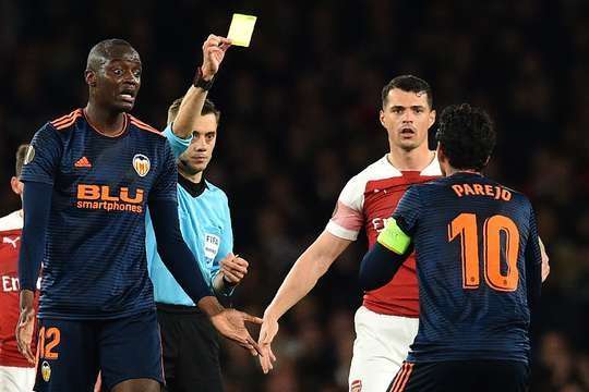 Một chiếc thẻ vàng xứng đáng. Cú tắc bóng của Daniel Parejo (Valencia) là khá thô bạo và trọng tài Clement Turpin đã không do dự rút ra một chiếc thẻ vàng cho anh ấy.