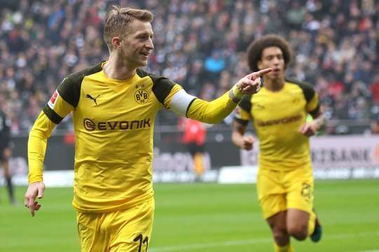 Vào! Raphael Guerreiro rê bóng vượt qua cả thủ môn và chuyền bóng một cách rất đồng đội cho Marco Reus (Dortmund), cầu thủ này dễ dàng đệm bóng vào lưới trống. 0:1.