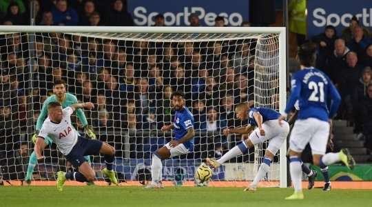 Richarlison (Everton) sút về phía khung thành từ một vị trí rất thuận lợi bên ngoài vòng cấm, nhưng một hậu vệ đã hy sinh thân mình để cản phá cú sút.