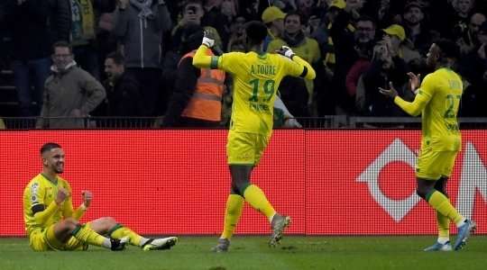 Vào! Imran Louza (Nantes) thể hiện nền tảng kỹ thuật tuyệt vời của mình với một cú sút một chạm từ ngay bên ngoài vòng cấm, bóng đi vào sát mép trong cột dọc bên phải. Tỉ số là 2:1.