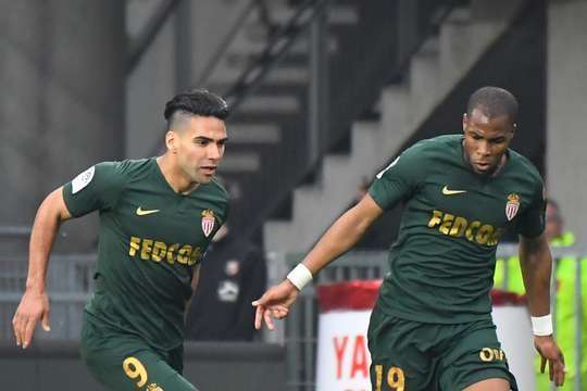 Falcao (Monaco) ghi bàn từ một vị trí khó. Anh ấy bật cao để đón quả tạt và đánh đầu đập đất vào phía trong cột dọc bên phải. Một pha dứt điểm xuất sắc.