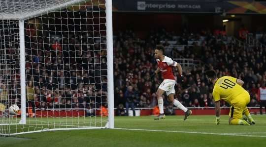 Nó đã đi vào lưới! Sead Kolasinac là người cung cấp khi anh ấy chuyền bóng đến Pierre-Emerick Aubameyang (Arsenal) người dễ dàng đánh đầu lái bóng từ cự li gần. Tỉ số à 3:0.