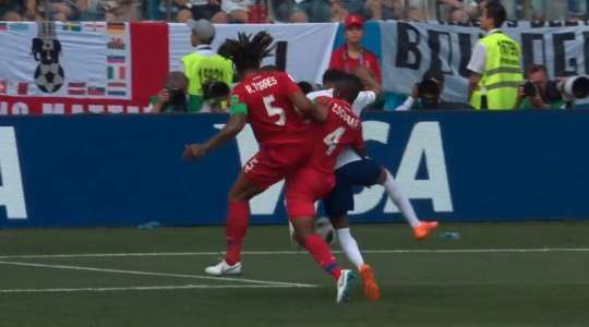 Fidel Escobar (Panama) có một pha tranh chấp quá quyết liệt và trọng tài Grisha Ghead đã thổi phạt. Anh được hưởng một quả phạt đền!