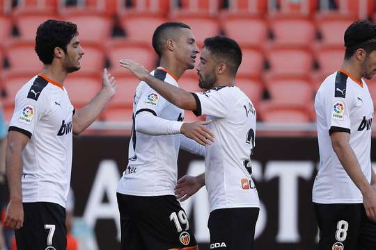 Rodrigo (Valencia) nhận một đường chuyền thú vị bên trong vòng cấm và anh tung một cú sút chìm chuẩn xác vào góc thấp bên trái khung thành. Một pha dứt điểm hiểm hóc!