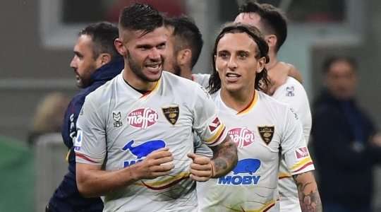 Marco Calderoni (Lecce) tung một cú sút từ cự ly tầm trung. Đó là một cú sút cực mạnh vào mép trong cột dọc bên phải. Một cú sút tuyệt vời!