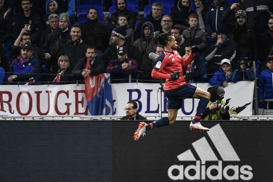 Vào! Một sai lầm tồi tệ từ đối phương đã trao tặng một cơ hội cho Loic Remy (Lille), người đưa bóng vào lưới từ cự li gần. 1:1.