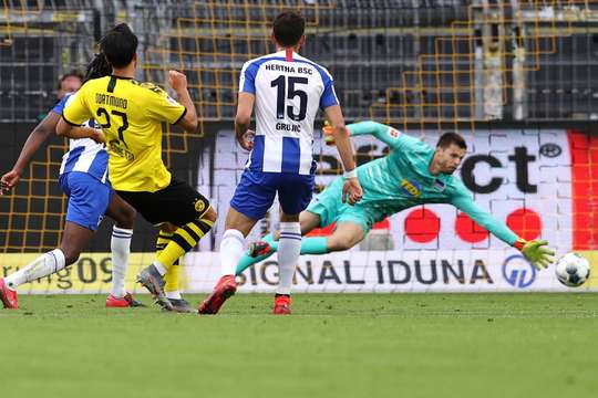 Vào! Emre Can (Dortmund) đã không do dự tung cú sút ngay ngoài vòng cấm. Đó là một cú sút căng tuyệt đẹp vào góc thấp bên phải khung thành, đánh bại thủ môn đối phương.