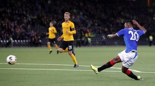 Vào - 0:1! Borna Barisic chuyền bóng như đặt cho Alfredo Morelos (Rangers), người có một cú sút từ cự ly gần vào góc thấp bên trái mành lưới, dễ dàng đánh bại thủ môn.