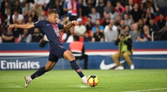Vào - 1:0! Moussa Diaby chuyền bóng như đặt cho Kylian Mbappe (Paris SG), người có một cú sút từ cự ly gần vào góc cao bên trái khung thành, đánh bại thủ môn.