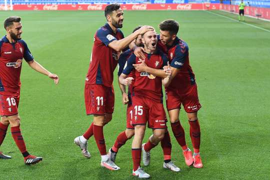 Một cú sút tuyệt vời! Antonio Latorre Grueso (Osasuna) thể hiện sự bình tĩnh tuyệt vời trong vòng cấm để tung một cú sút nhanh vào góc phải phía dưới. Tỉ số là 0:1.