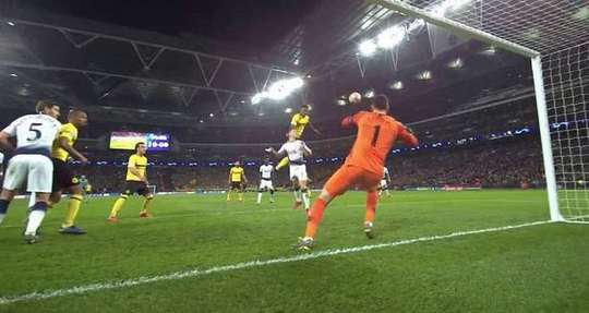 Dan-Axel Zagadou (Dortmund) nhảy cao và nỗ lực chuyển hóa một quả tạt bổng với cú đánh đầu về phía bên trái khung thành. Thủ môn Hugo Lloris đã phản xạ rất nhanh và có một pha cản phá tuyệt vời để cứu thua.