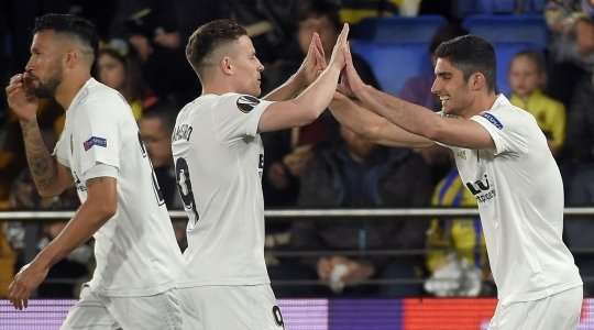 Vào! Goncalo Guedes (Valencia) dễ dàng đệm bóng vào lưới trống từ một cự ly gần, sau khi một cú sút đã đập vào một người hậu vệ và quả bóng bật ra. Tỉ số là 0:1.