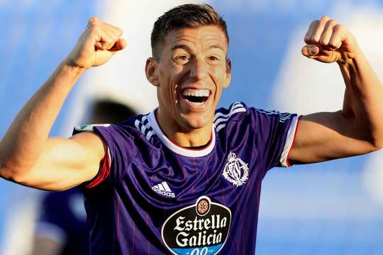 Vào! Ruben Alcaraz (Valladolid) sút bóng bật ra vào góc trái phía trên sau khi bóng đến chỗ anh ấy trong vòng cấm. Tỉ số là 0:2.