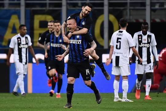 Một bàn thắng xuất sắc! Radja Nainggolan (Inter) bắt vô-lê hoàn hảo từ xa và bóng đi hiểm hóc vào mé trong cột dọc bên trái. Chúng tôi xin ngả mũ trước cú sút tuyệt đẹp này.
