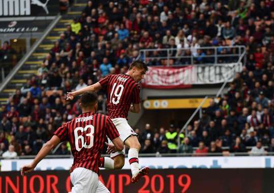 Krzysztof Piatek (AC Milan) đón một đường chuyền trong vòng cấm và ghi bàn với một cú sút chìm vào giữa khung thành. Thủ môn đã không thể làm gì được.