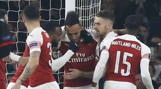 Vào! Pierre-Emerick Aubameyang (Arsenal) dứt điểm từ cự li gần với một cú sút dễ dàng và anh ấy thay đổi tỉ số thành 1:0. Kiến tạo bởi Aaron Ramsey.