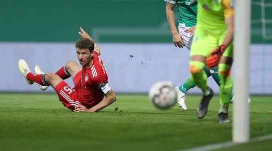 Thomas Muller (Bayern Munich) có một cơ hội tốt khi anh nhận được bóng từ đường căng ngang của đồng đội, đáng tiếc là cú đánh đầu của anh từ ngay trong vòng 5m50 lại không đủ chuẩn xác, và bóng bật cột dọc bên phải ra ngoài.