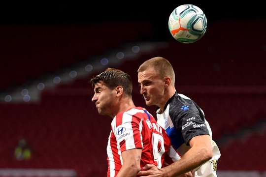 Alvaro Morata (Atl. Madrid) chạy chỗ tạo khoảng trống để đón quả đá phạt được thực hiện rất tốt, và từ gần chấm phạt đền, anh đánh đầu về phía khung thành. Tuy vậy, nỗ lực vừa rồi thiếu chính xác, và bóng đi lệch khá xa ra ngoài cột dọc bên phải.