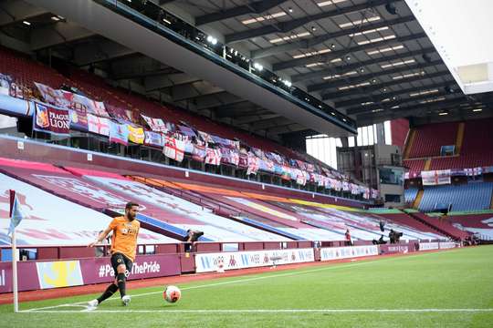 Joao Moutinho (Wolves) chuyền nhẹ quả bóng cho một đồng đội từ quả phạt góc, thay vì treo bóng vào vòng cấm.