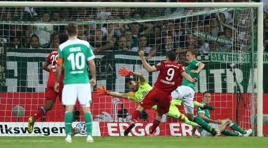 Vào! Robert Lewandowski (Bayern Munich) sút bóng bật ra vào góc trái phía dưới sau khi bóng đến chỗ anh ấy trong vòng cấm. Tỉ số là 0:1.