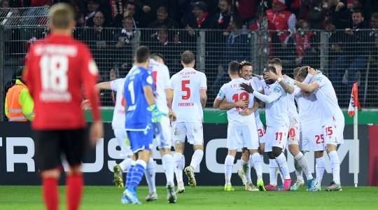 Vào! Marius Bulter lấy bóng, giúp Christian Gentner (Union Berlin) thoát xuống vòng cấm và anh ấy ghi bàn với một pha dứt điểm bấm bóng thú vị để thay đổi tỉ số thành 1:3.