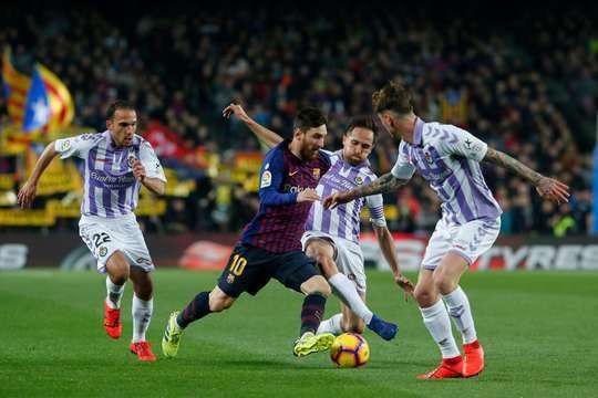 Một pha di chuyển tuyệt vời của Barcelona. Các cầu thủ đang kiểm soát bóng, hầu hết là thực hiện các đường chuyền bật tường. Họ kiểm soát tốc độ của trận đấu bây giờ.