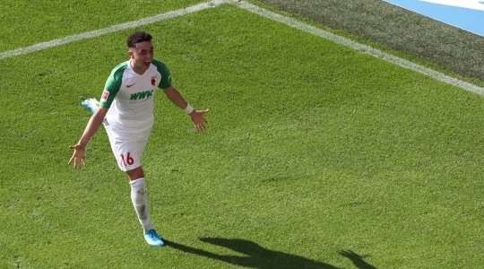 Ruben Vargas (Augsburg) đón đường căng ngang hoàn hảo vào sâu bên trong vòng cấm từ Florian Niederlechner và khống chế bóng một cách tinh tế. Tiếp theo, anh tung một cú sút chìm vào ngay giữa khung thành, nâng tỉ số lên: 1:0.
