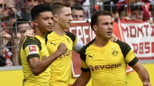 Vào - 0:1! Marco Reus chuyền bóng đến Jadon Sancho (Dortmund) và cầu thủ này có một cú sút từ cự ly gần vào lưới, trong sự bất lực của thủ môn.
