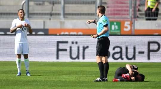 Một chiếc thẻ vàng xứng đáng. Cú tắc bóng của Paulo Otavio (Wolfsburg) là khá thô bạo và trọng tài Felix Brych đã không do dự rút ra một chiếc thẻ vàng cho anh ấy.
