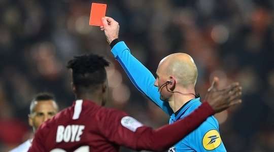 Mathieu Cafaro (Reims) phải biết anh ấy sẽ bị đuổi vì lỗi này, nhưng anh ấy phải chặn đối phương bằng bất cứ giá nào. Antony Gautier rút thẻ vàng cho anh ấy và trận đấu đã kết thúc với anh ấy.