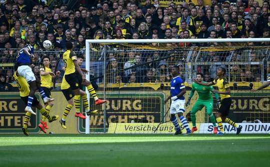 Daniel Caligiuri nhận trách nhiệm đá phạt góc và chuyền bóng một cách hoàn hảo cho Salif Sane (Schalke), người đã nhảy lên cao nhất và bình tĩnh đánh đầu rất căng vào góc trái khung thành. Tỉ số bây giờ là 1:2.