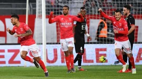 Denis Bouanga (Nimes) lấy bóng tại rìa vòng cấm và tung cú sút một chạm không hề do dự. Anh ấy sút bóng xuất sắc khi nó đi vào phía trong cột dọc bên phải. Có thể thực hiện tốt hơn không? Chắc chắn là không. 2:1.