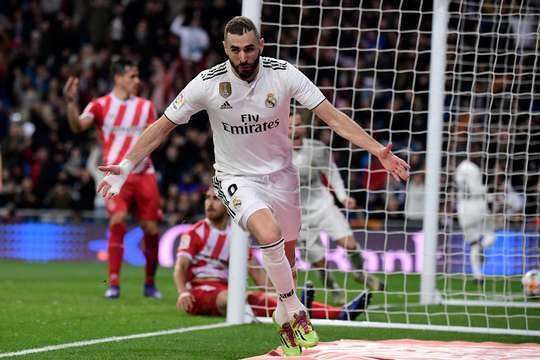 Nó đã đi vào lưới! Junior Vinicius là người cung cấp khi anh ấy chuyền bóng đến Karim Benzema (Real Madrid) người dễ dàng đánh đầu lái bóng từ cự li gần. Tỉ số à 4:2.